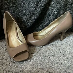 Beige/brown Tahari heels